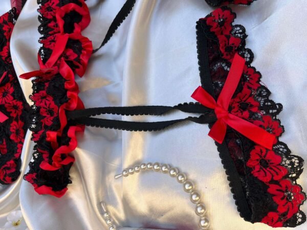 CONJUNTO PÉTALOS CARMESÍ